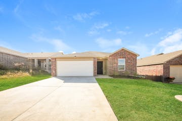 10005 BLUE WING TRL YUKON, OK 73099